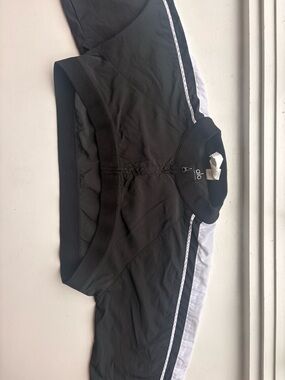 ALO Yoga Black Top with Logo Size M